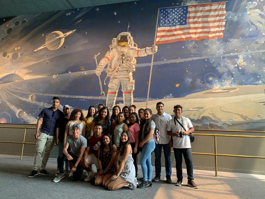 IFARHU students visiting a museum