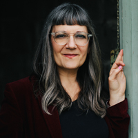 Sari Botton headshot photo