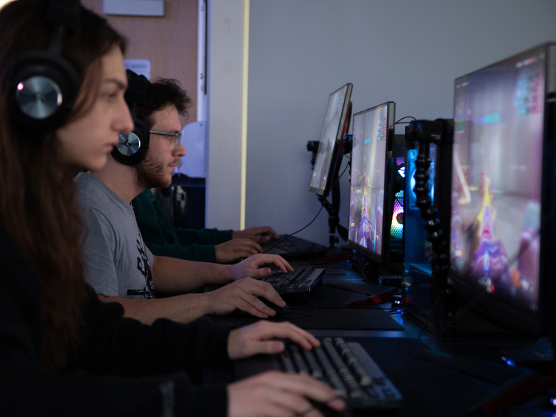 Students in the Wilkes Esports center playing Overwatch