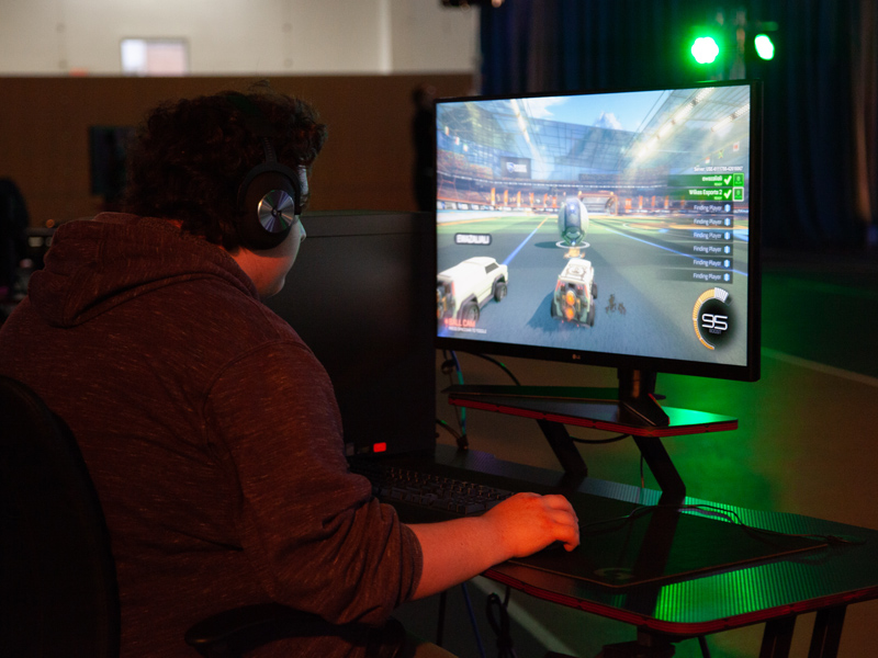 Attendee plays Rocket League